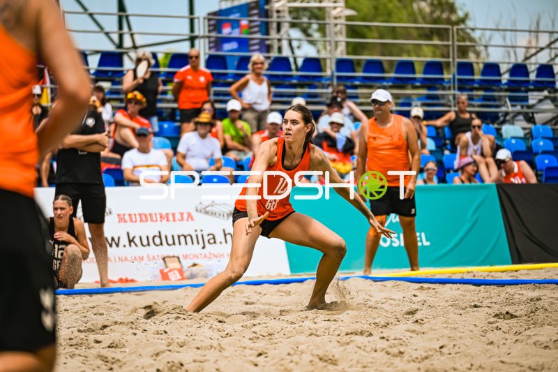 Isabel Kattner (#10; Deutsche Frauen Beachhandball Nationalmannschaft) in Abwehrstellung