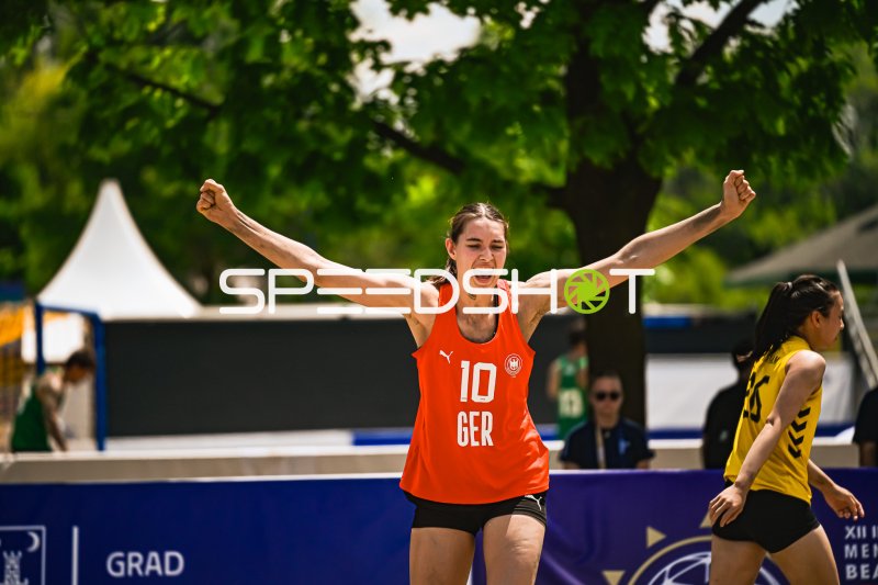 Isabel Kattner (#10; Deutsche Frauen Beachhandball Nationalmannschaft) jubelt ausgelassen