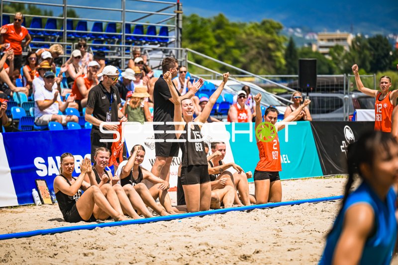 Julia Drachsler (#15; Deutsche Frauen Beachhandball Nationalmannschaft) jubelt beim Beachhandball in Zagreb