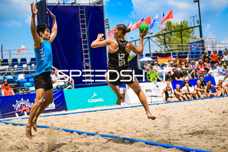 Dilayla Alarslan (#12; Deutsche Frauen Beachhandball Nationalmannschaft) beim Sprungwurf