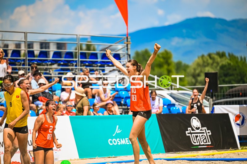 Isabel Kattner (#10; Deutsche Frauen Beachhandball Nationalmannschaft) jubelt beim Torerfolg