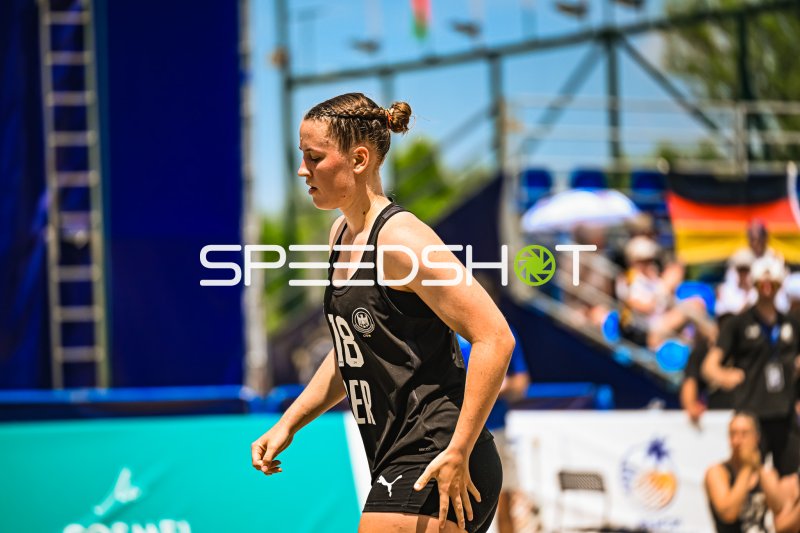 Pauline Borrmann (#18; Deutsche Frauen Beachhandball Nationalmannschaft) im Spielgeschehen