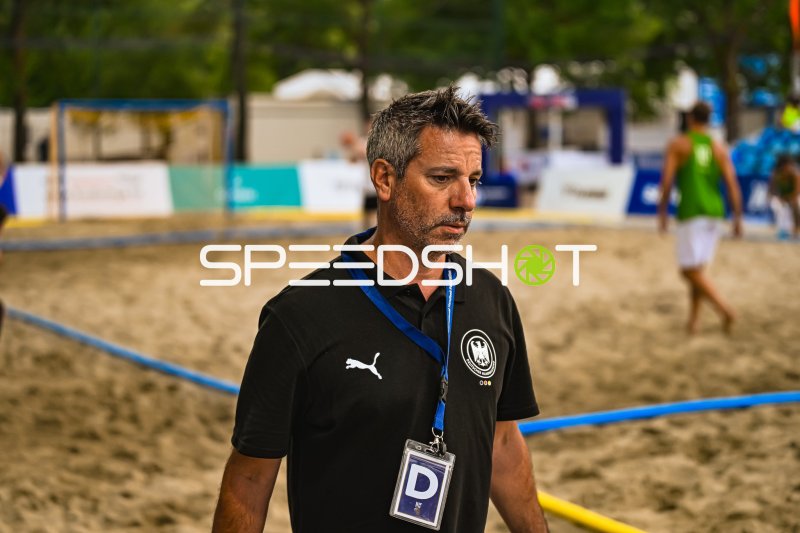 Offizieller der deutschen Beachhandball-Nationalmannschaft am Spielfeldrand in Zagreb