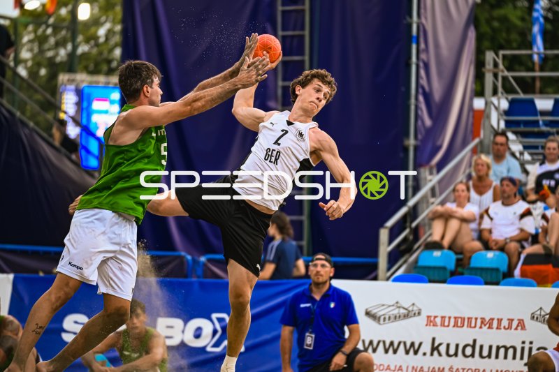 Lennart Wörmann (#2; Deutschland Beachhandball) im Zweikampf beim Wurf