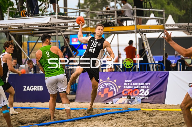 Robin John (#18; Deutschland Beachhandball) beim Wurf gegen Gegner #9