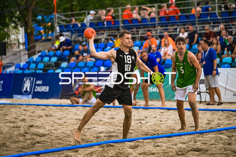 Robin John (#18; Deutschland Beachhandball) beim Wurf in Zagreb