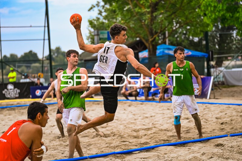 Tim Krauth (#17; Deutschland Beachhandball) beim Sprungwurf gegen Italien