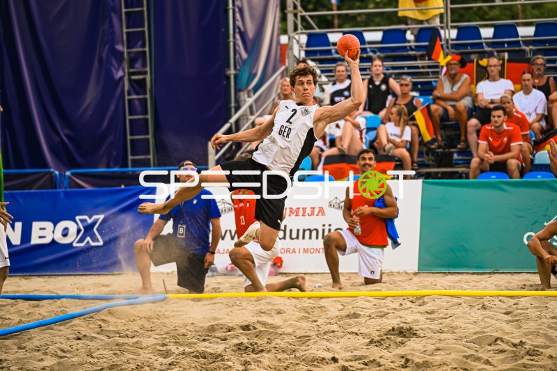 Lennart Wörmann (#2; Deutschland Beachhandball) beim Sprungwurf in Zagreb