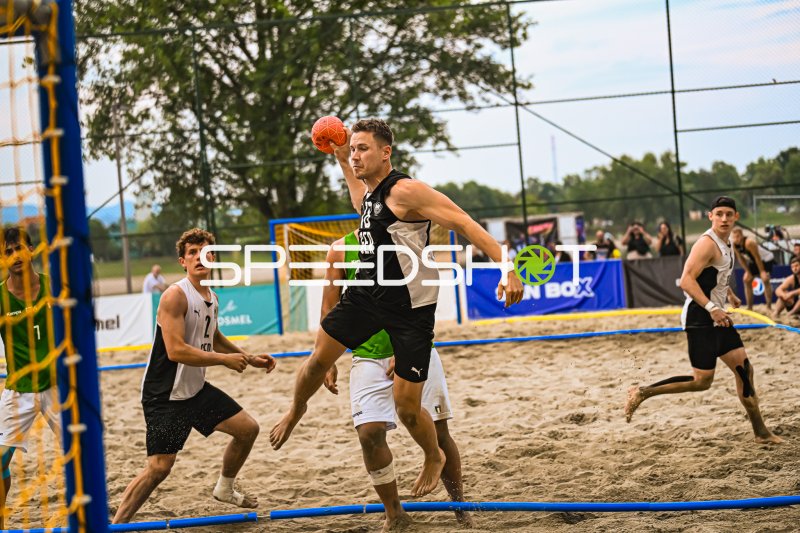 Robin John (#18; Deutschland Beachhandball) beim Wurfversuch in Zagreb