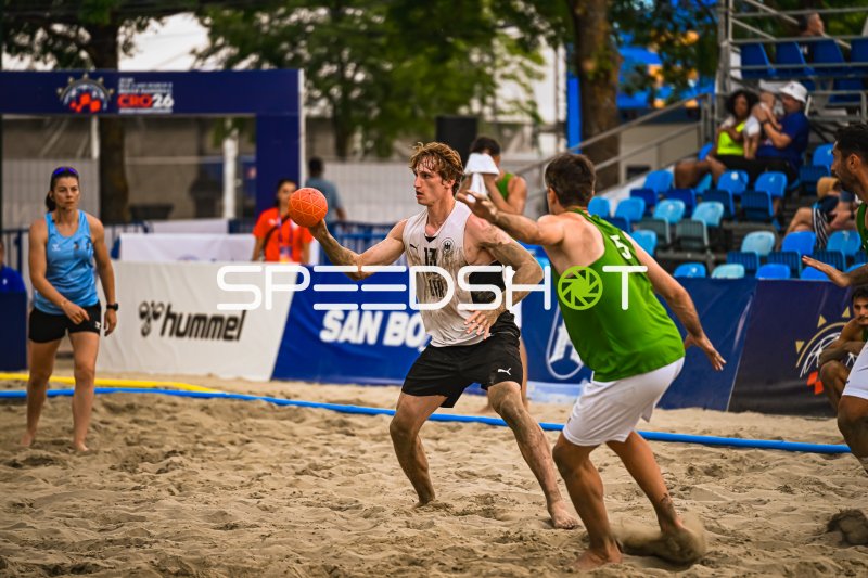 HENRICH Severin (#13; Deutschland Beachhandball) im Zweikampf in Zagreb