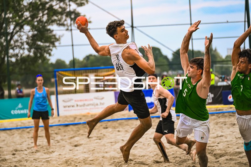 Deutschland Beachhandball: Sprungwurf gegen Italien am Jarun See