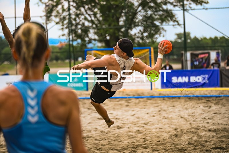 Spektakulärer Sprungwurf beim Beachhandball am Jarun See Zagreb