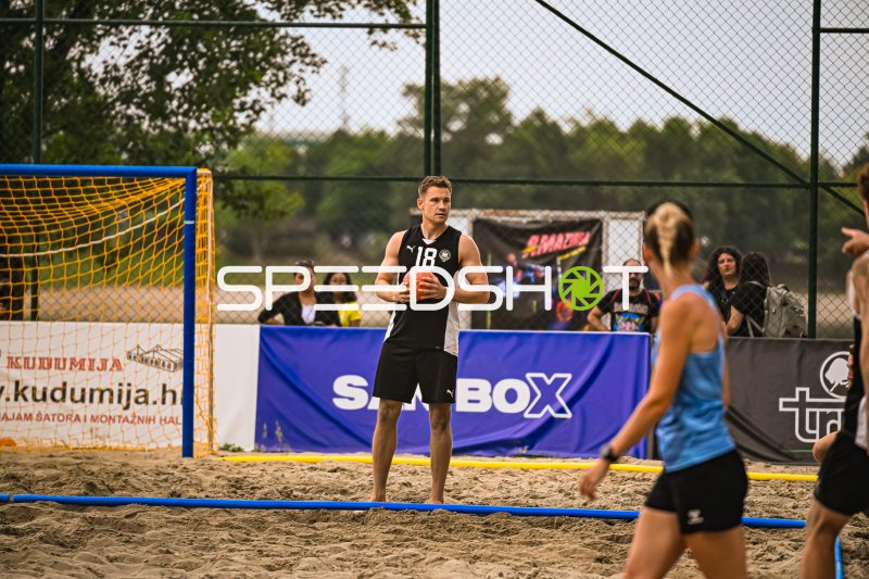 Robin John (#18; Deutschland Beachhandball) mit Ball am Jarun See