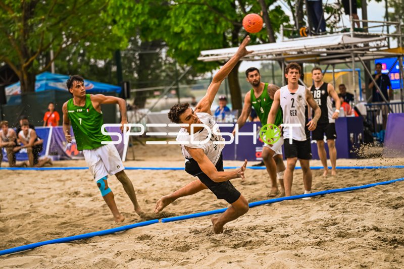 Tim Krauth (#17; Deutschland) mit spektakulärem Drehwurf beim Beachhandball