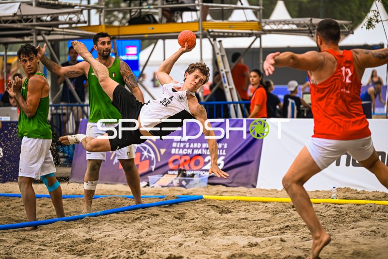 Deutscher Beachhandballer bei spektakulärem Sprungwurf gegen Italien