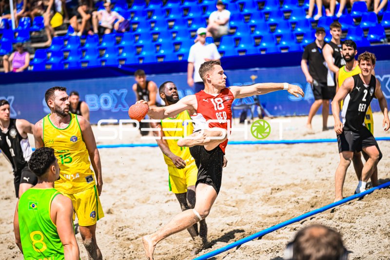Robin John (#18; Deutschland Beachhandball) beim Wurf gegen Brasilien