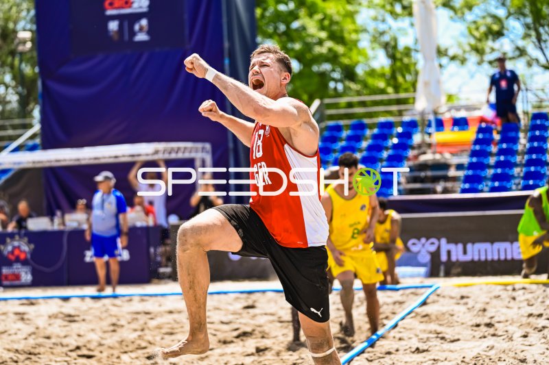 Robin John (#18; Deutschland Beachhandball) jubelt beim Beachhandball in Zagreb