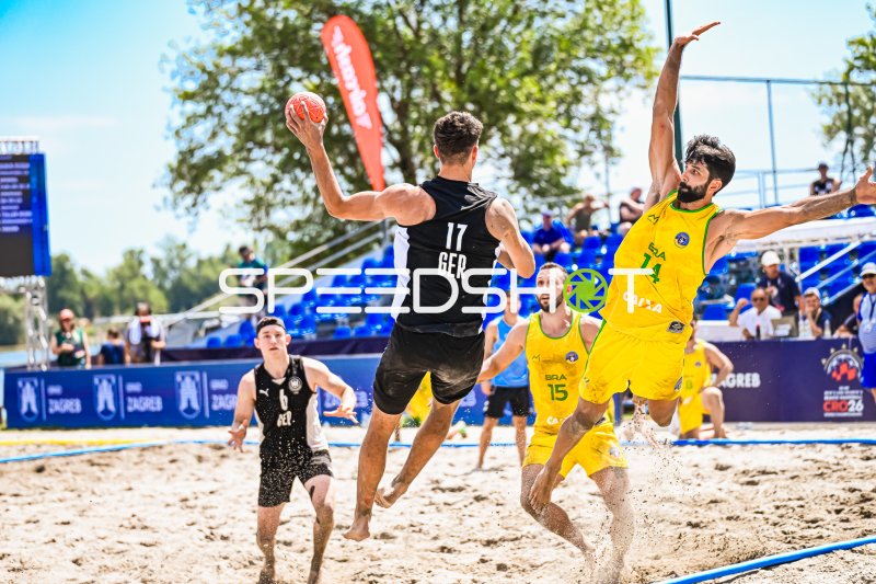 KRAUTH Tim (#17; Deutschland Beachhandball) im Wurfduell gegen Brasilien