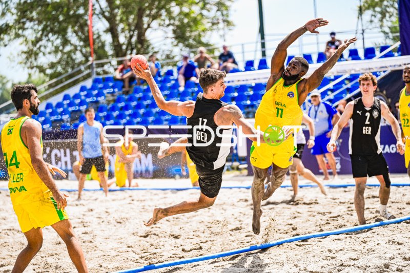 Tim Krauth (#17; Deutschland) beim Wurfversuch gegen Brasilien