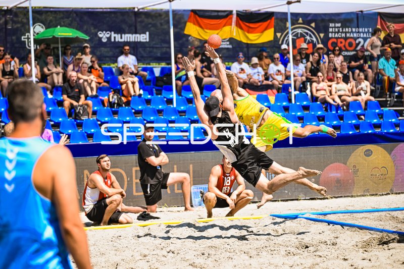 Tim Krauth (#17; Deutschland) im Zweikampf beim IHF Beach Handball WM