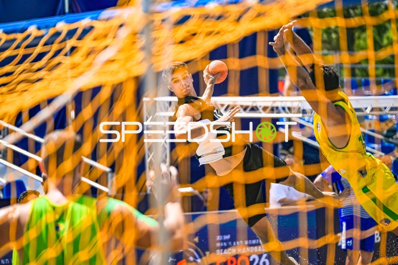 Deutschlands Beachhandball-Nationalmannschaft beim Wurf durch das Tornetz