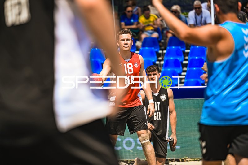 Robin John (#18; Deutschland Beachhandball) mit Ball im Angriff