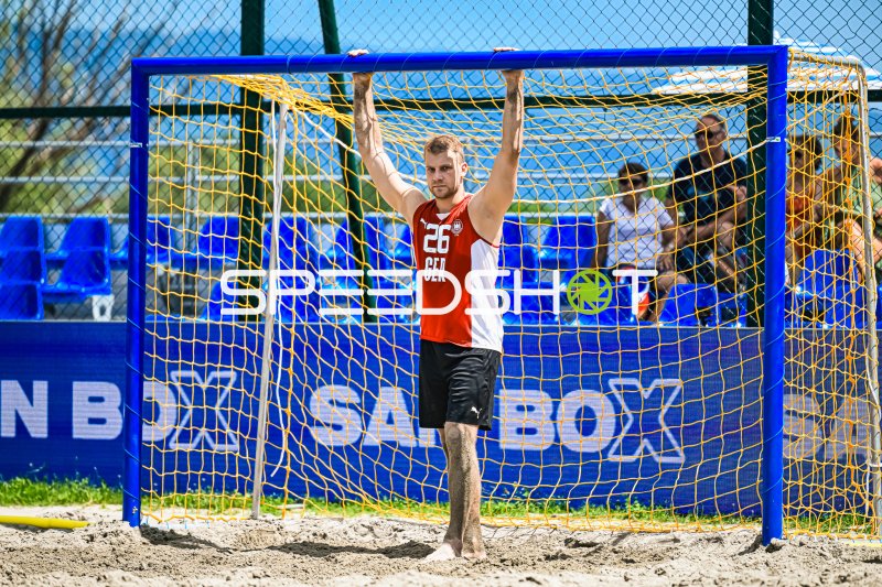 Moritz Ebert (#26; Deutschland Beachhandball) hält sich am Tor fest