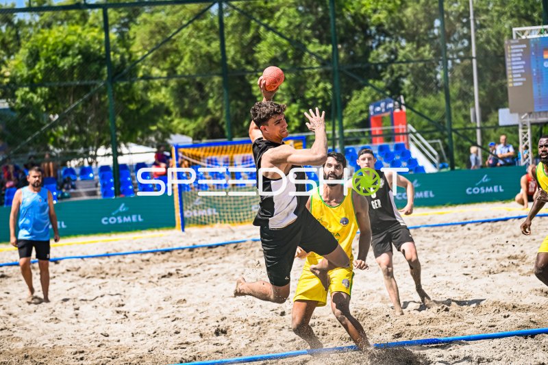 Deutscher Beachhandball-Spieler beim Sprungwurf in Zagreb