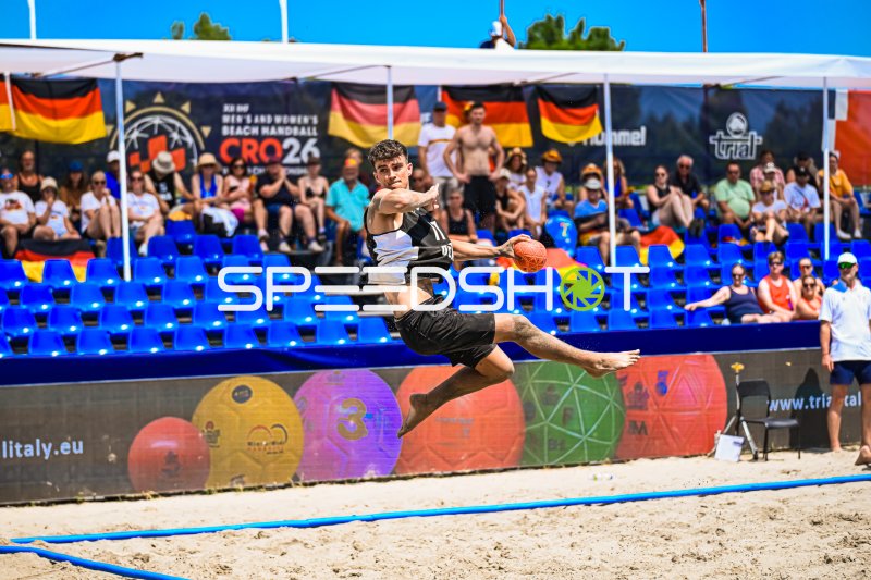 Tim Krauth (#17; Deutschland Beachhandball) beim Sprungwurf in Zagreb