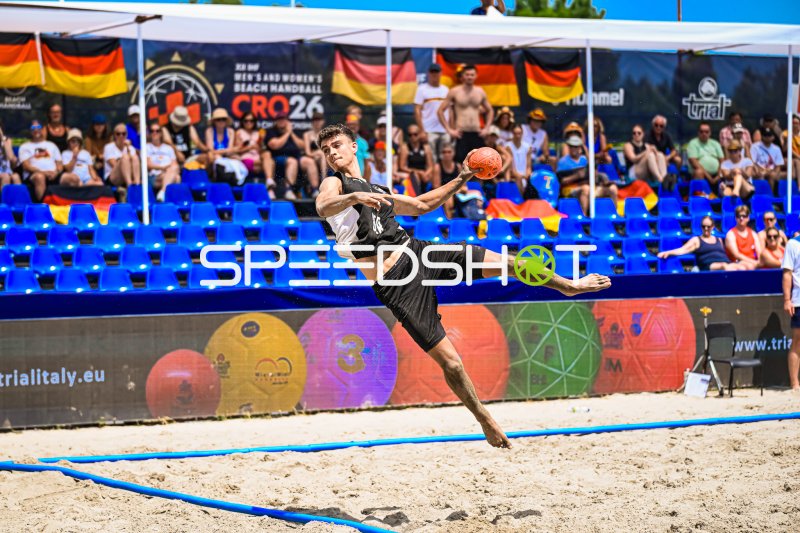 Deutschlands Beachhandball-Nationalmannschaft: Spektakulärer Sprungwurf am Jarun See