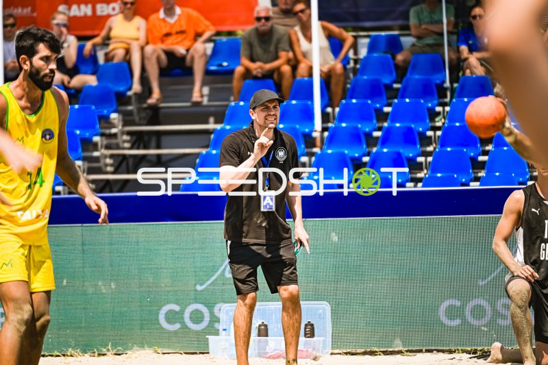 Trainer Deutschland Beachhandball gibt Anweisungen am Spielfeldrand in Zagreb