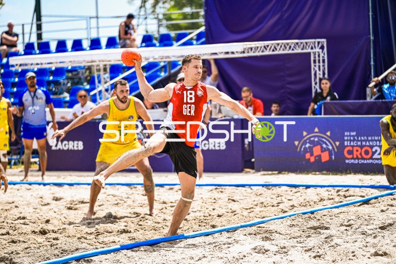 Robin John (#18; Deutschland Beachhandball) beim Wurf gegen Brasilien