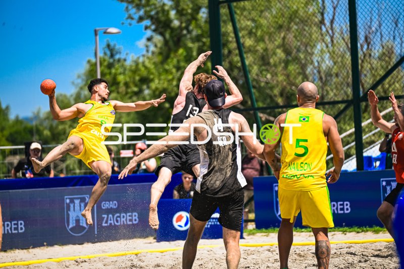 Brasilien-Spieler (#8) im Sprungwurf gegen Deutschland beim Beachhandball