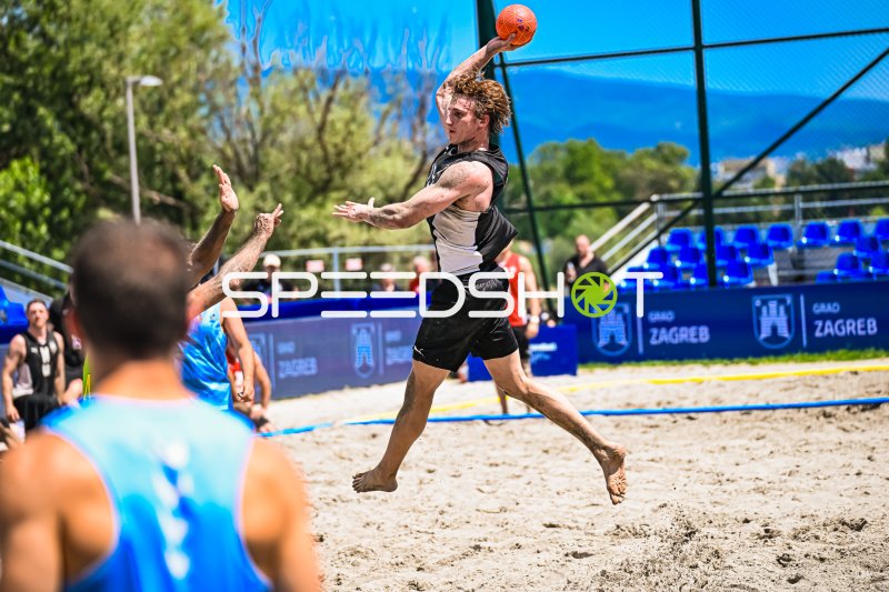 Deutschland Beachhandball Nationalspieler beim Sprungwurf in Zagreb