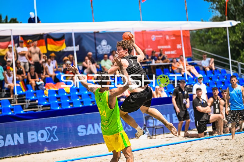 Deutschland Beachhandball: Wurfaktion gegen Brasilien in Zagreb