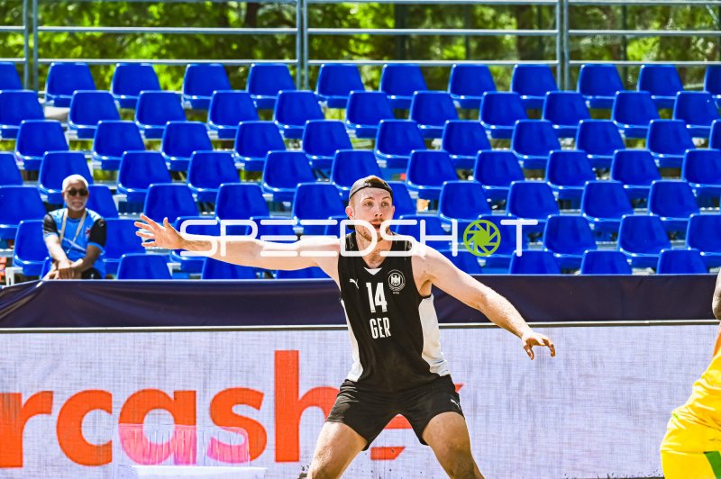 Hendrik Prahst (#14; Deutschland Beachhandball) in Abwehraktion