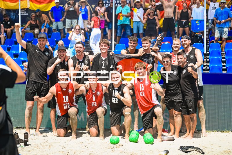 Deutschland Beachhandball Nationalmannschaft jubelt nach Sieg in Zagreb