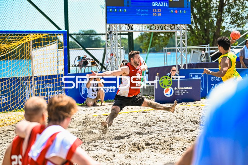 Torwart (#20; BEL) pariert Wurf gegen Brasilien beim Beachhandball