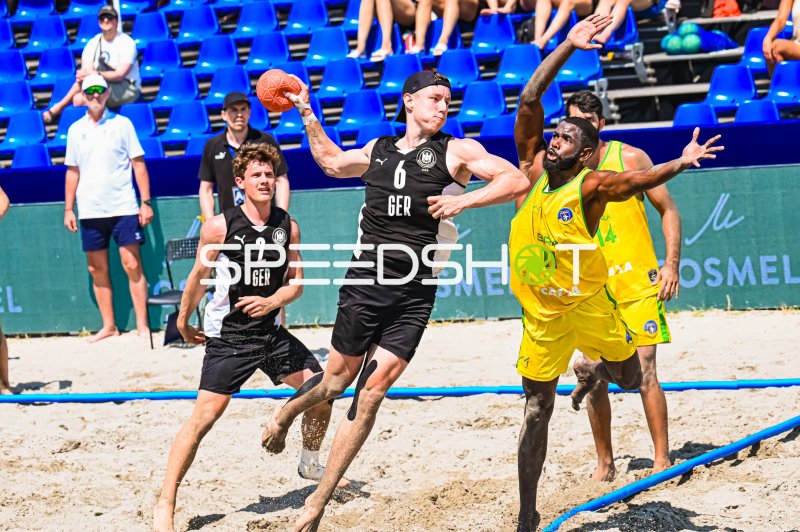 Lars Zelser (#6; Deutschland Beachhandball) im Wurf gegen Brasilien
