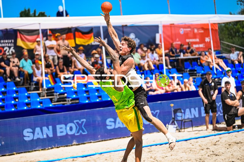 Deutschlands Beachhandballer im Zweikampf beim Wurf in Zagreb