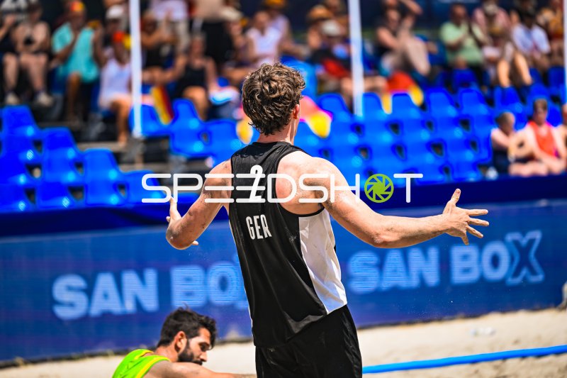 Lennart Wörmann (#2; Deutschland Beachhandball) mit ausgebreiteten Armen