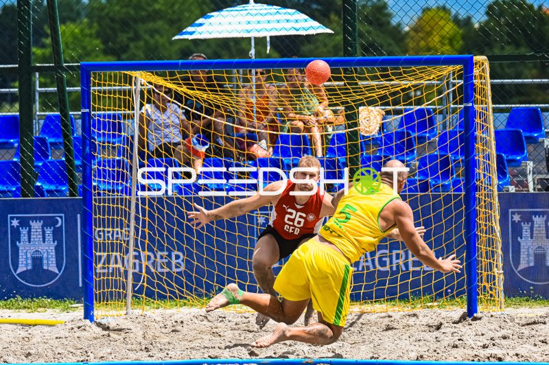 Moritz Ebert (#26; Deutschland) pariert Wurf im Beachhandball