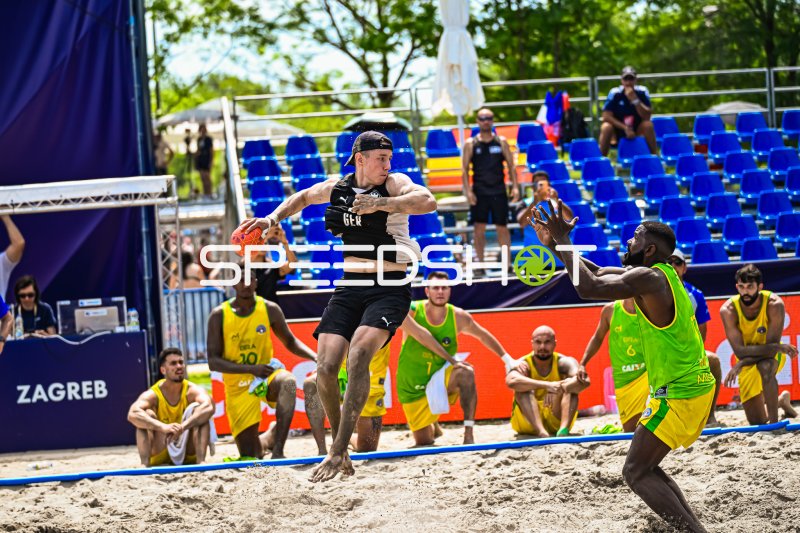 Deutschland Beachhandball Nationalspieler im Angriff gegen Brasilien in Zagreb