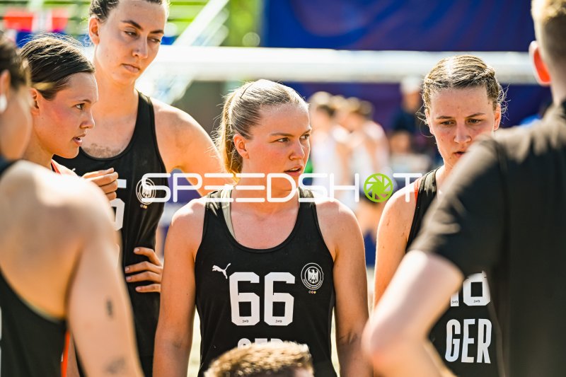Amelie Möllmann (#66; Deutsche Frauen Beachhandball Nationalmannschaft) in Teambesprechung