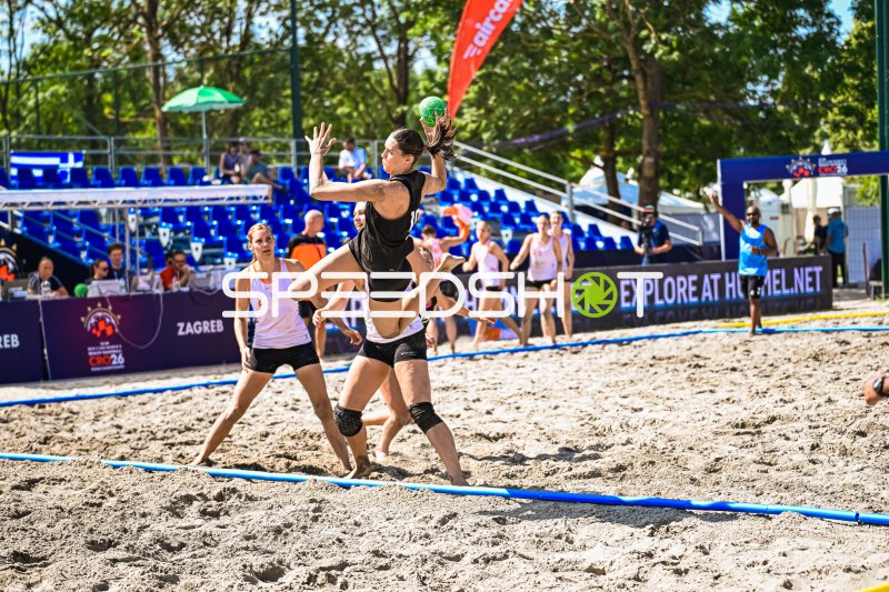 Isabel Kattner (#10; Deutsche Frauen Beachhandball Nationalmannschaft) beim Sprungwurf in Zagreb