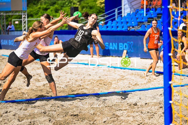 Isabel Kattner (#10; Deutsche Frauen Beachhandball Nationalmannschaft) beim Sprungwurf