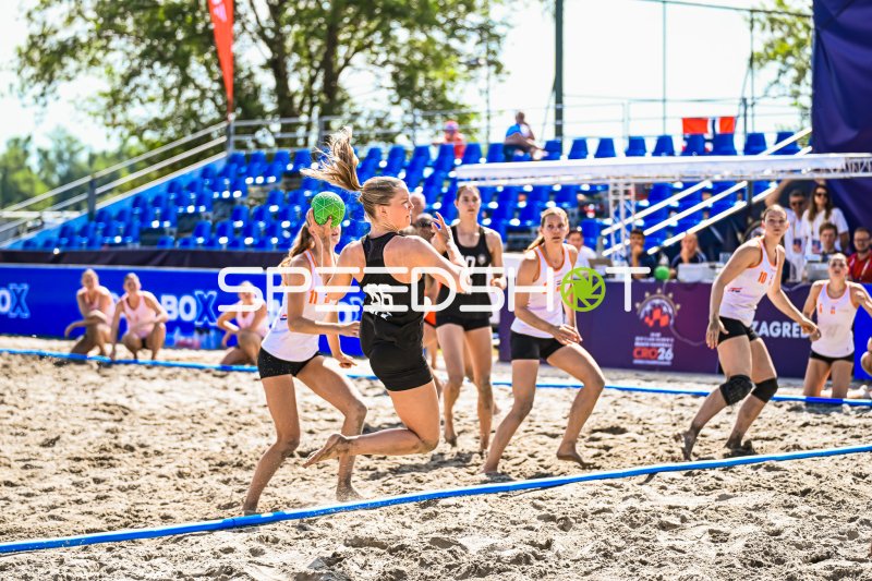 Amelie Möllmann (#66; Deutsche Frauen Beachhandball Nationalmannschaft) beim Wurfversuch in Zagreb
