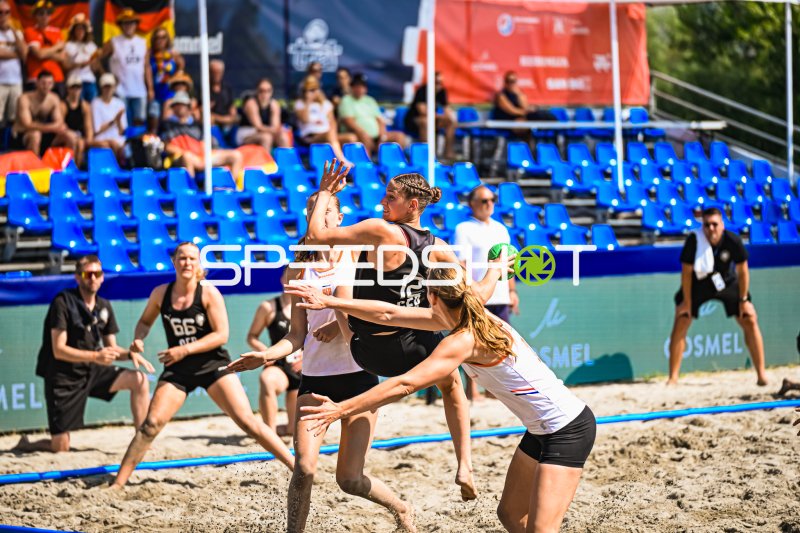 ALARSLAN Dilayla (#12; Deutsche Frauen Beachhandball Nationalmannschaft) im Zweikampf beim Wurf