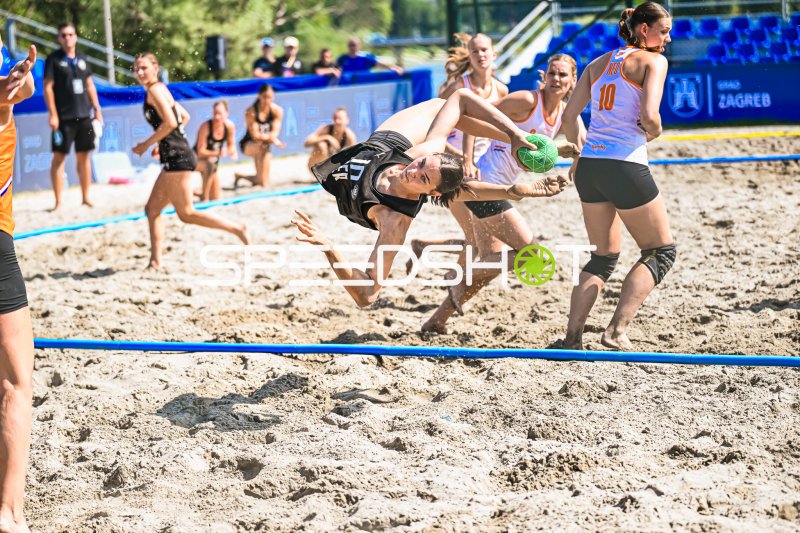 Deutsche Beachhandball-Spielerin mit spektakulärem Hechtsprung im Zweikampf