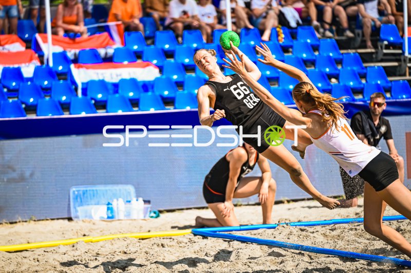 Amelie Möllmann (#66; Deutsche Frauen Beachhandball Nationalmannschaft) im Wurfduell